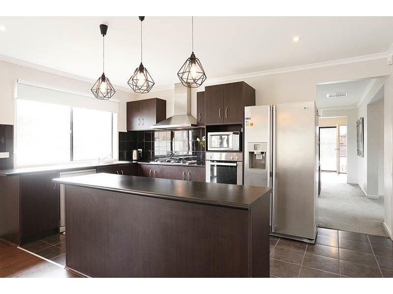 7 Thurvaston Crescent, Cranbourne East VIC 3977