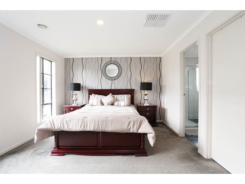 7 Thurvaston Crescent, Cranbourne East VIC 3977