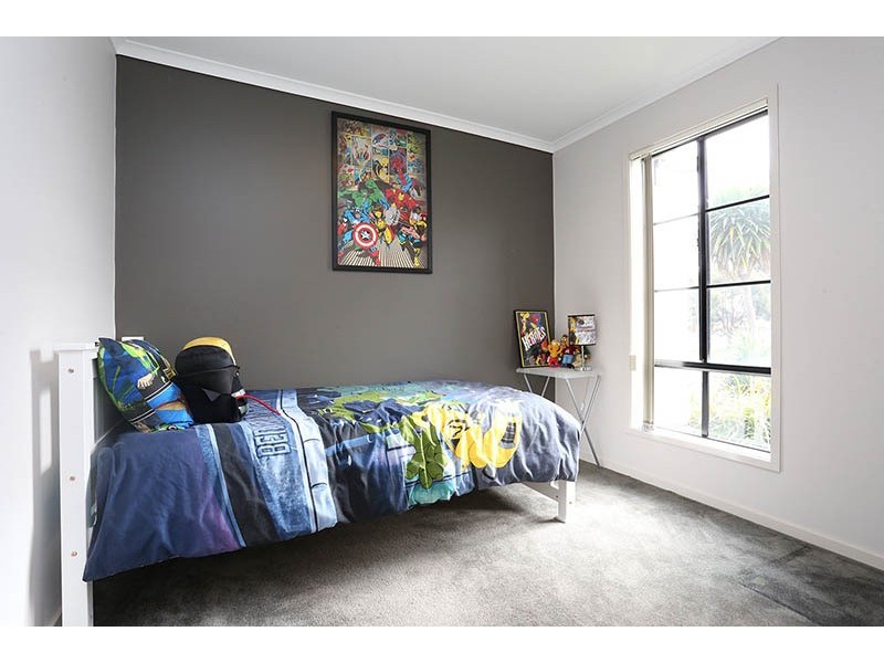 7 Thurvaston Crescent, Cranbourne East VIC 3977