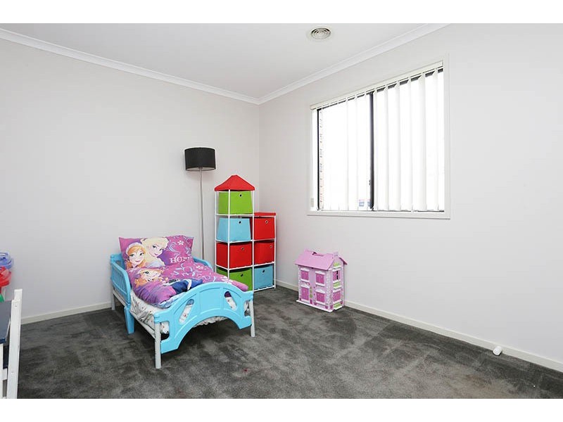 7 Thurvaston Crescent, Cranbourne East VIC 3977