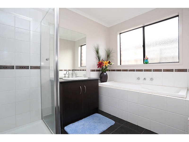 7 Thurvaston Crescent, Cranbourne East VIC 3977