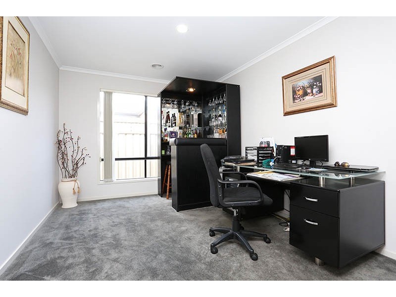 7 Thurvaston Crescent, Cranbourne East VIC 3977