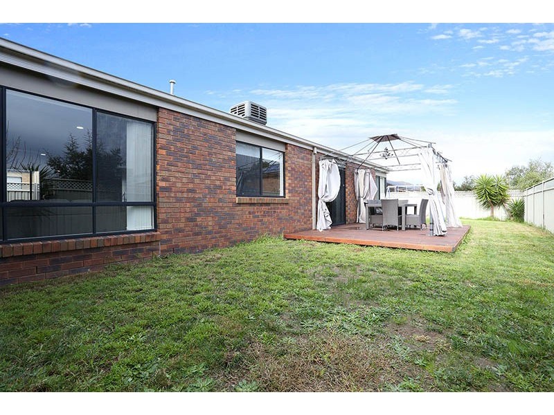 7 Thurvaston Crescent, Cranbourne East VIC 3977