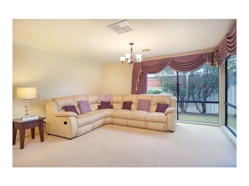 10 Yeomans Place, Kooringal NSW 2650