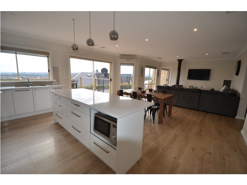 8 Liam Circuit, Beaconsfield VIC 3807