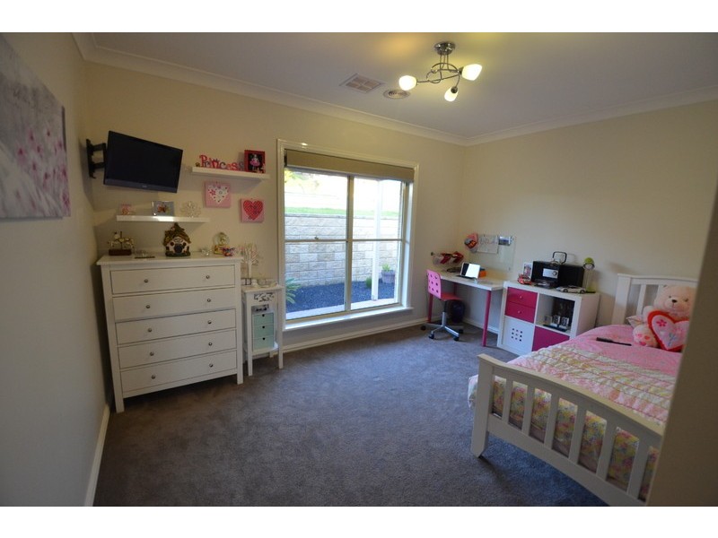 8 Liam Circuit, Beaconsfield VIC 3807