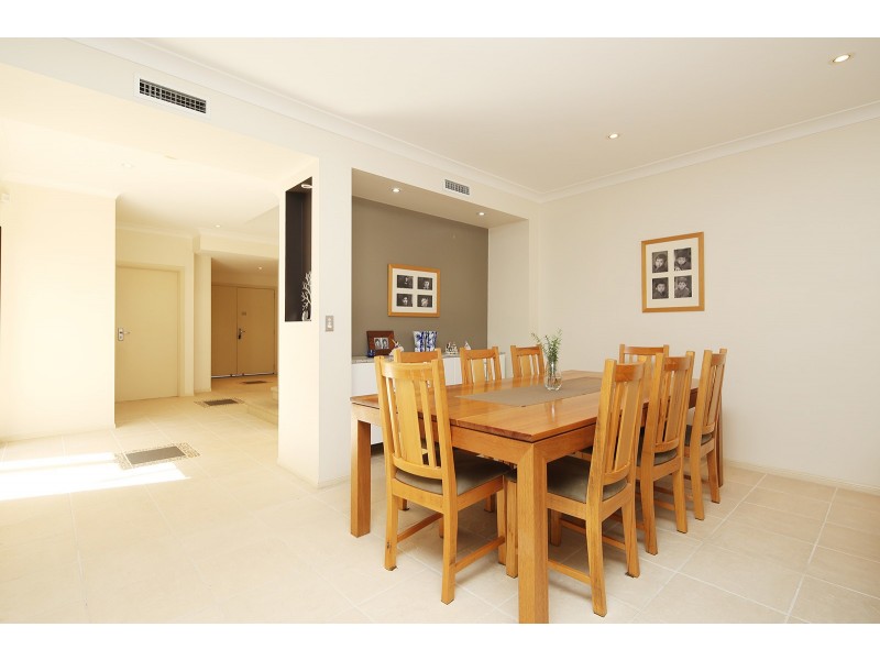 17 Burns Street, Indooroopilly QLD 4068