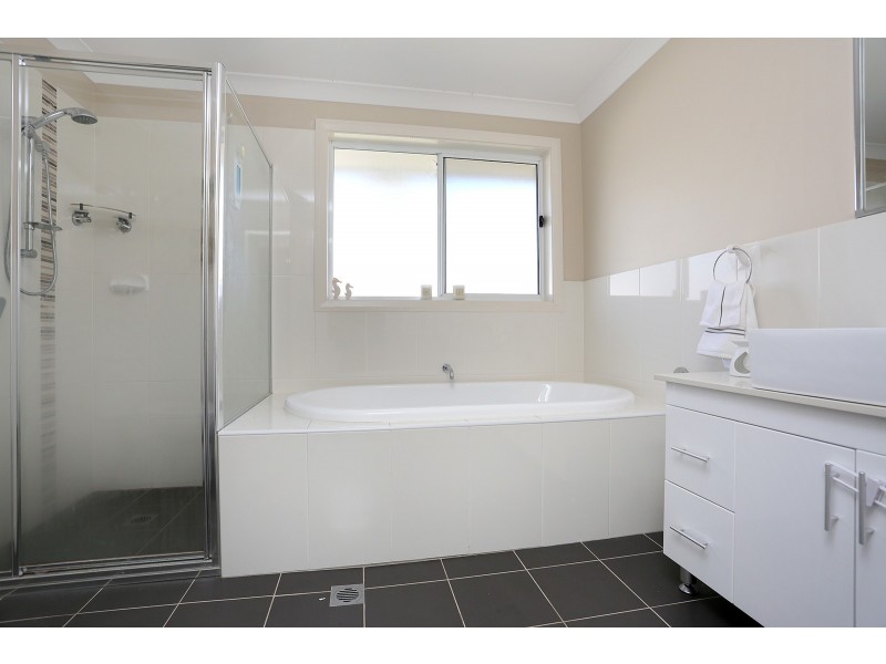 13 Grampian Avenue, Minto NSW 2566