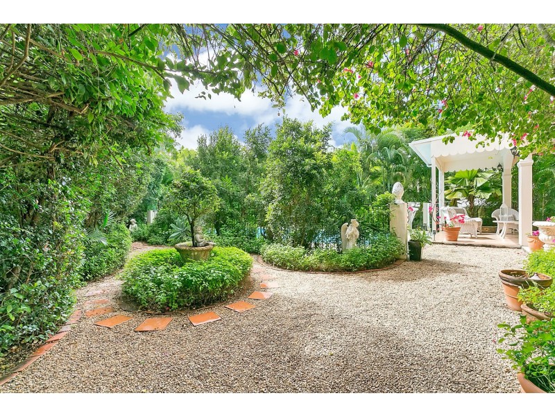 24 Trivia Street, Palm Cove QLD 4879