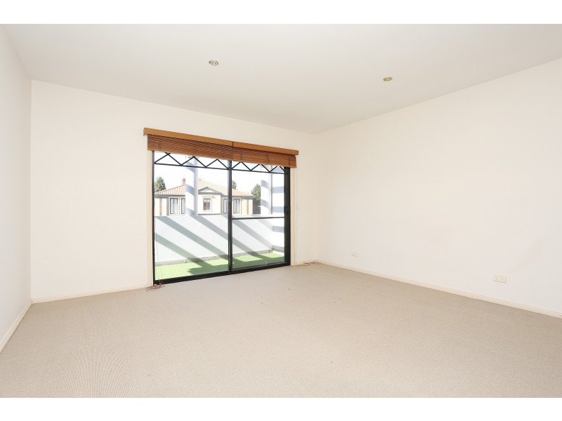 11  Lakeside Drive, Hidden Valley VIC 3756