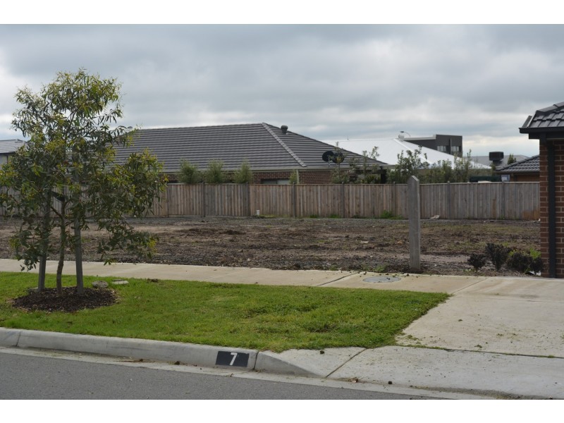 5 Royaloak Cres, Cranbourne East VIC 3977
