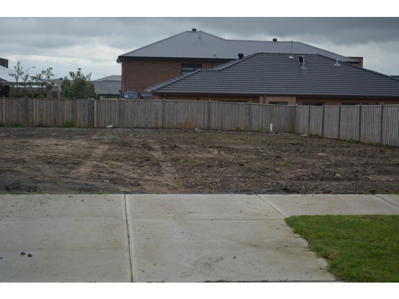 5 Royaloak Cres, Cranbourne East VIC 3977