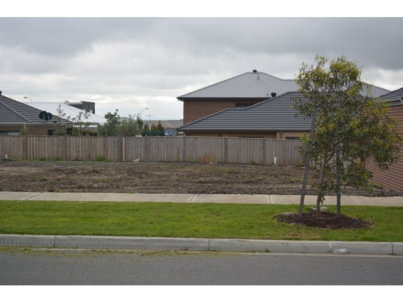 5 Royaloak Cres, Cranbourne East VIC 3977