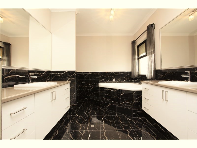 12 Torwood Edge, Halls Head WA 6210