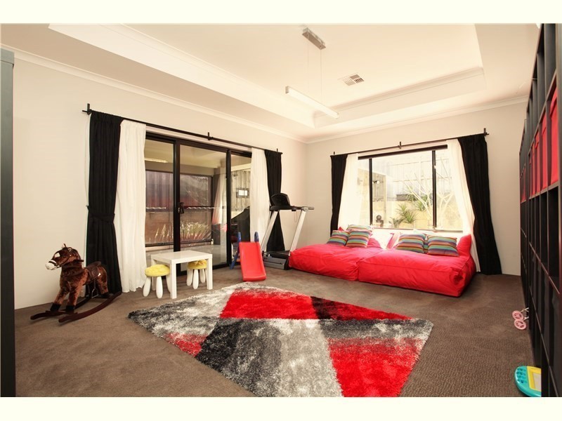 12 Torwood Edge, Halls Head WA 6210