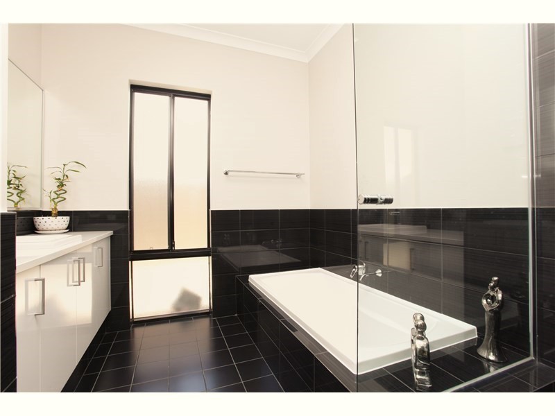 12 Torwood Edge, Halls Head WA 6210