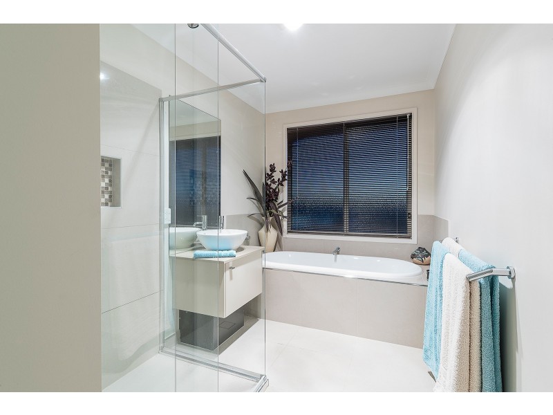 25 Sunset Blvd, Eagle Point VIC 3878