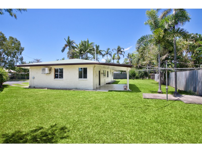 9 SILKWOOD CL, Manoora QLD 4870