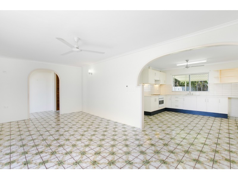 9 SILKWOOD CL, Manoora QLD 4870