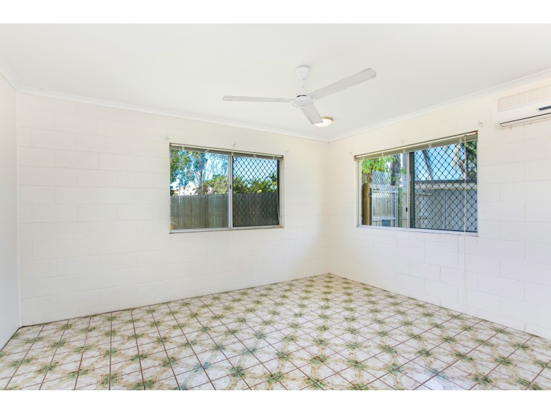 9 SILKWOOD CL, Manoora QLD 4870