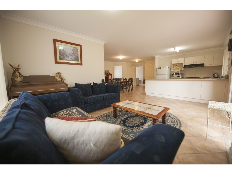 11 Maybush Avenue, Thornton NSW 2322