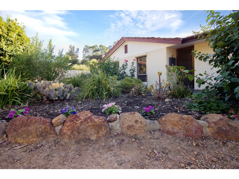 30 Mundaring Weir Rd, Mundaring WA 6073