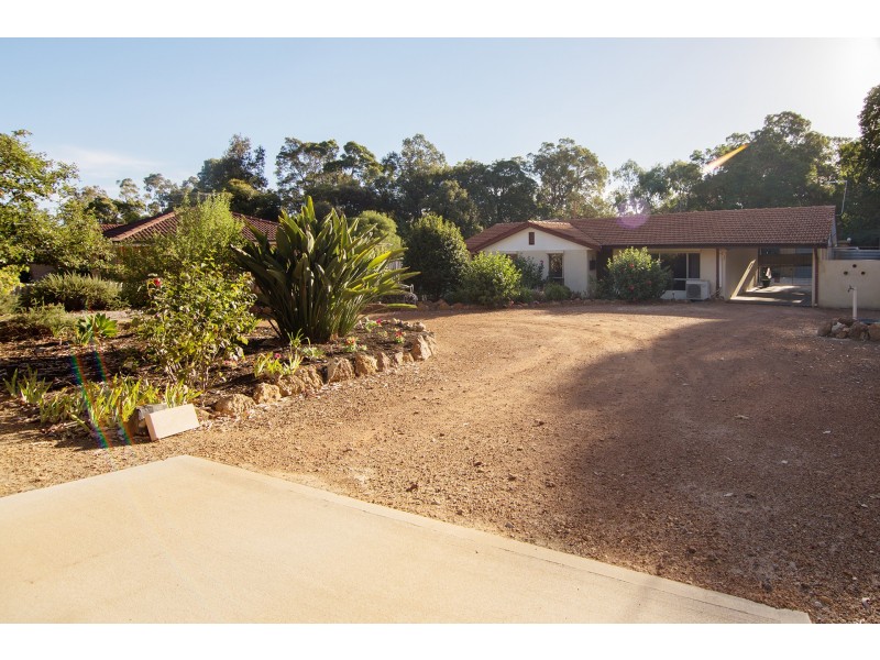 30 Mundaring Weir Rd, Mundaring WA 6073
