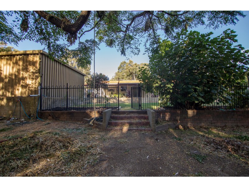 30 Mundaring Weir Rd, Mundaring WA 6073