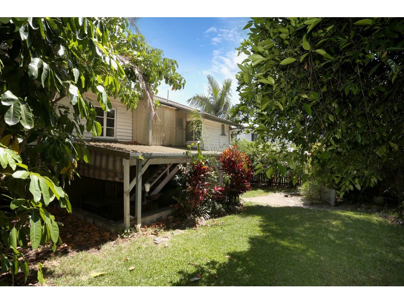 4 Lind Avenue, Southport QLD 4215
