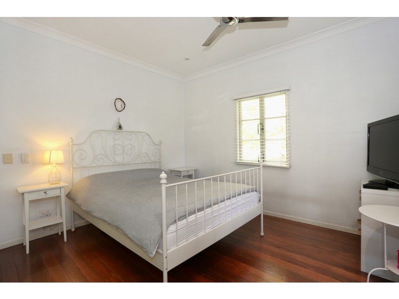 4 Lind Avenue, Southport QLD 4215