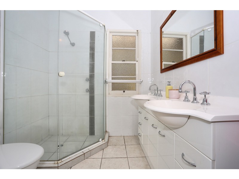 4 Lind Avenue, Southport QLD 4215