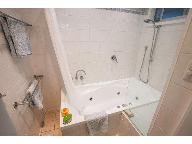 2A Lurnea Crescent, Valentine NSW 2280