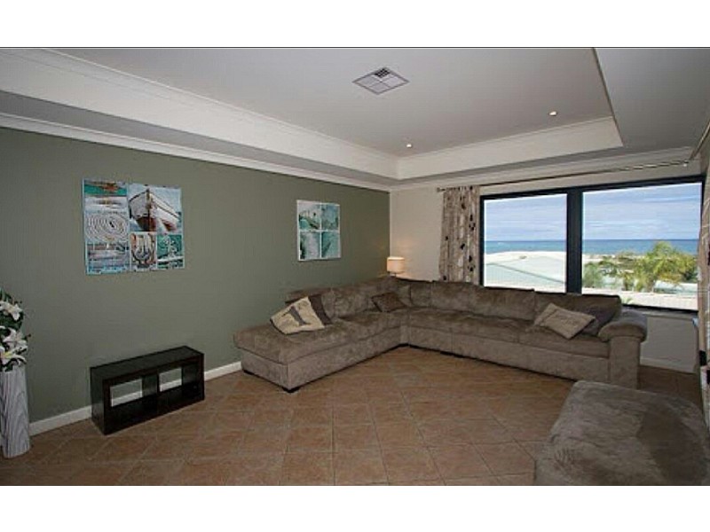 16 Eakins Crescent, Wandina WA 6530