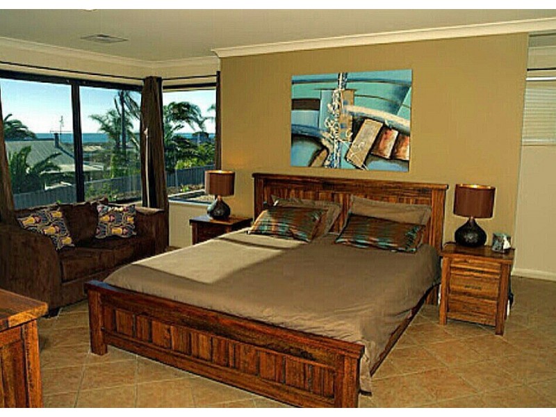 16 Eakins Crescent, Wandina WA 6530