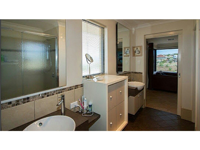 16 Eakins Crescent, Wandina WA 6530