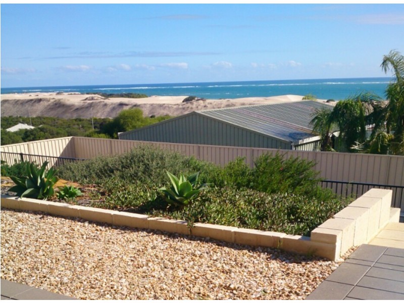 16 Eakins Crescent, Wandina WA 6530