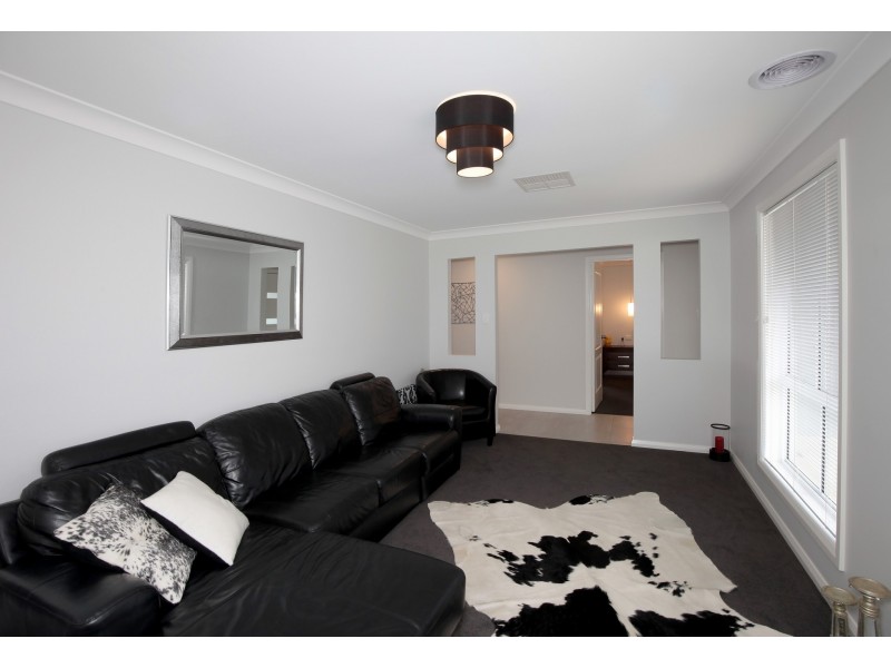 76 Lingiari Drive, Lloyd NSW 2650