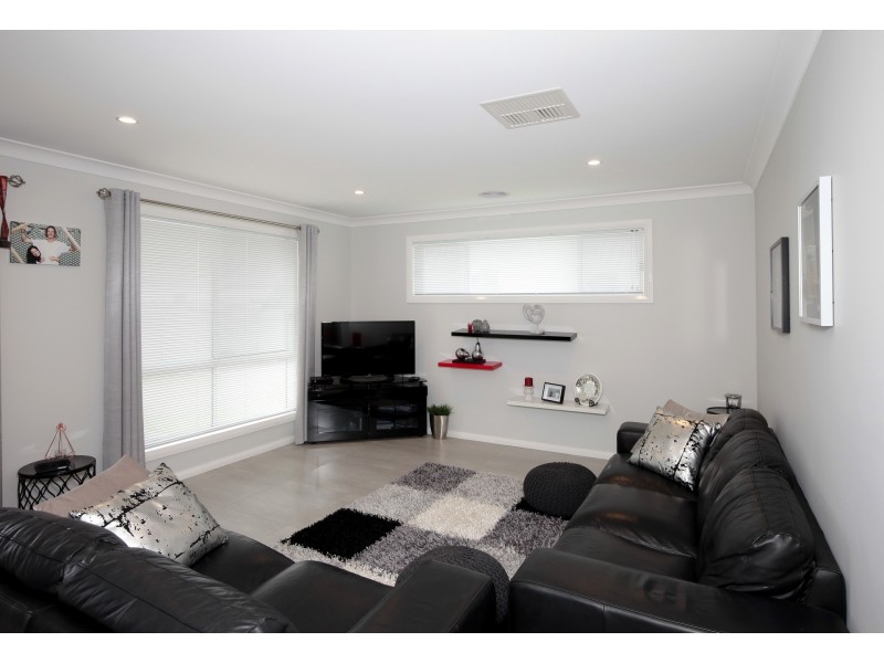 76 Lingiari Drive, Lloyd NSW 2650