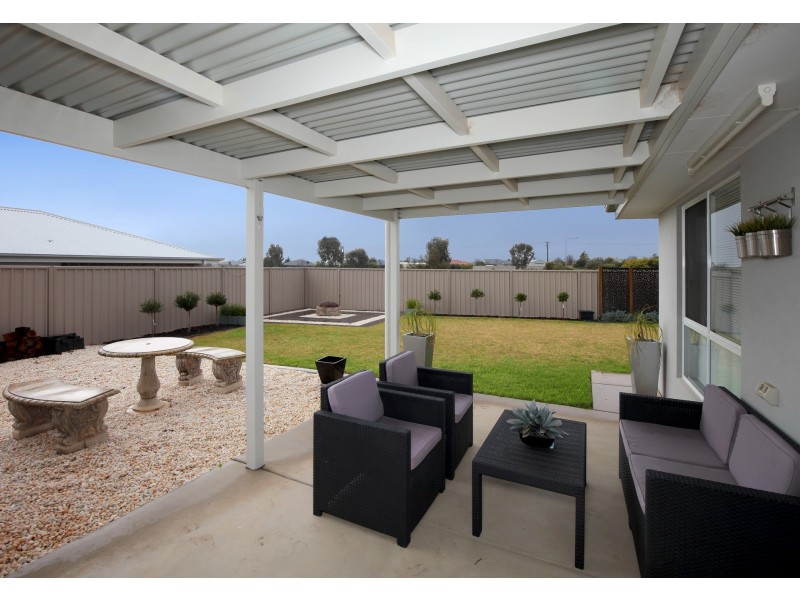 76 Lingiari Drive, Lloyd NSW 2650