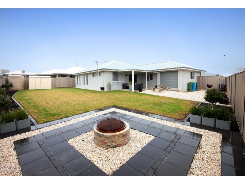 76 Lingiari Drive, Lloyd NSW 2650