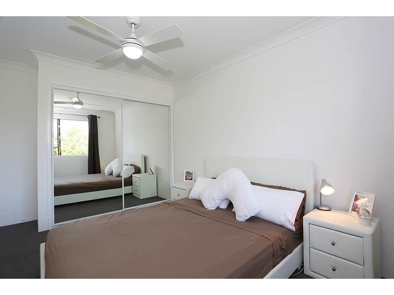 4/42 Macaulay St, Coorparoo QLD 4151