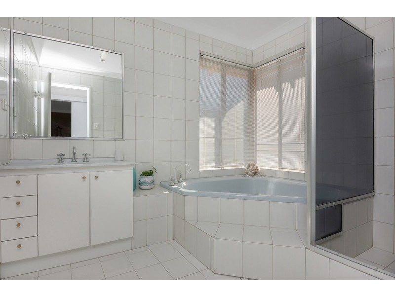10 Rainbow View, Ocean Reef WA 6027