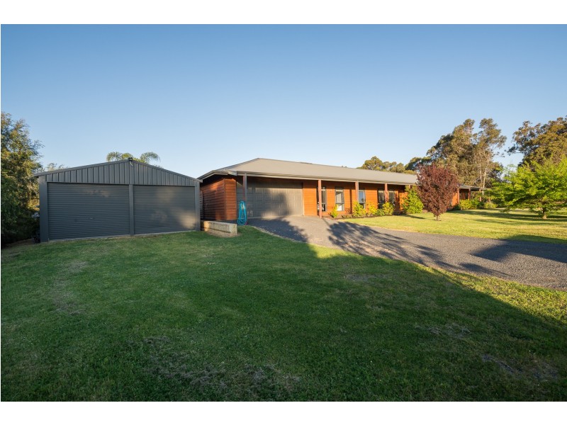 2 Kingia Close, Burekup WA 6227