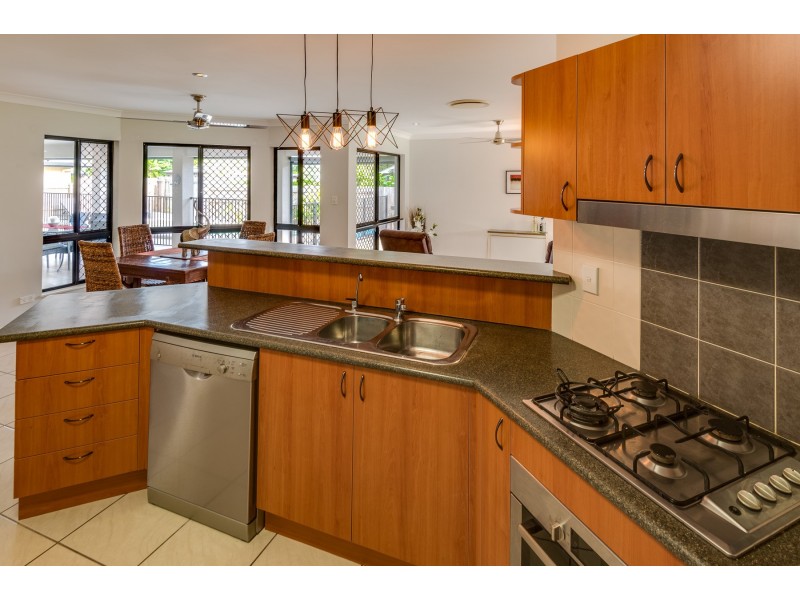 6 Picnic Street, White Rock QLD 4868