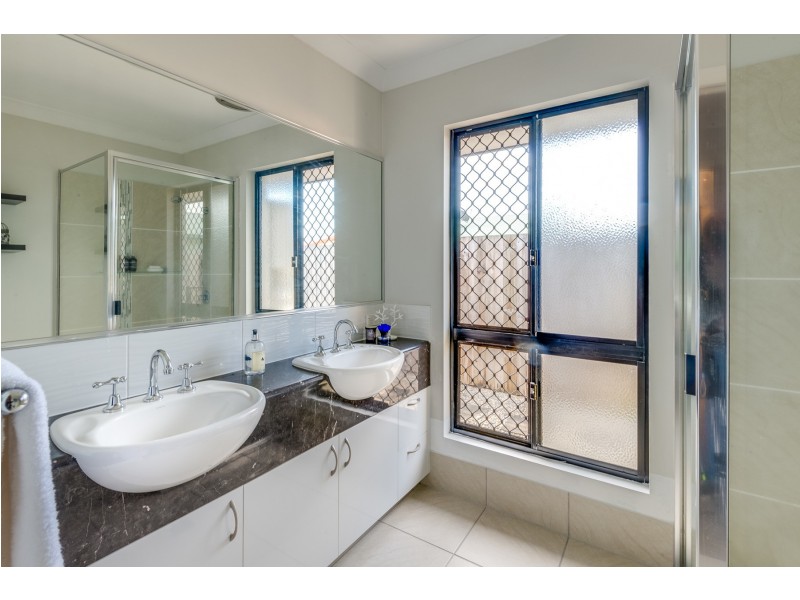 6 Picnic Street, White Rock QLD 4868