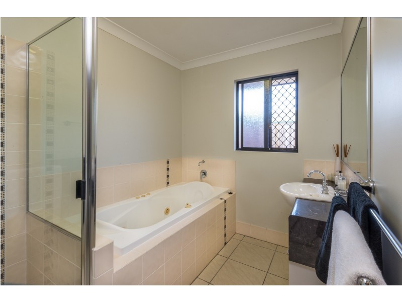 6 Picnic Street, White Rock QLD 4868