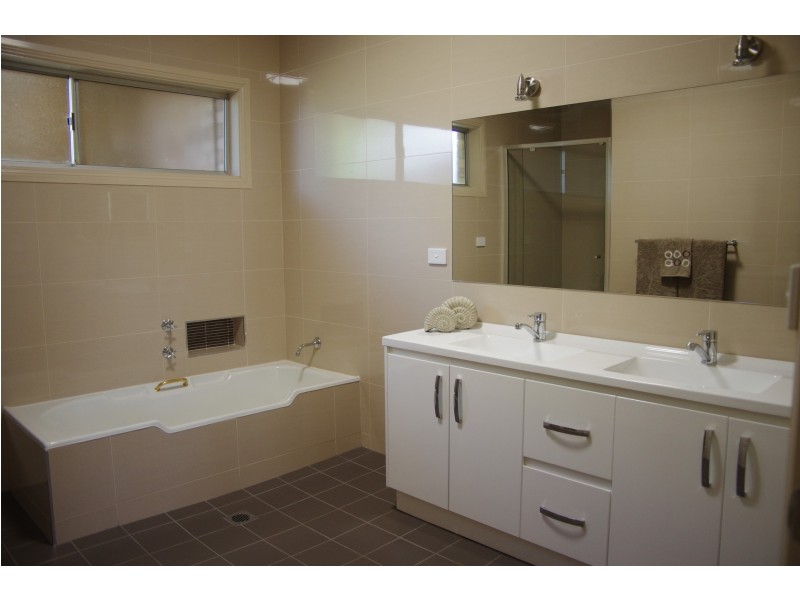 24 Crown Street, Dubbo NSW 2830