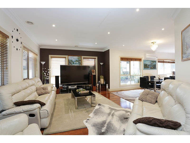 18 King Circuit, Caroline Springs VIC 3023