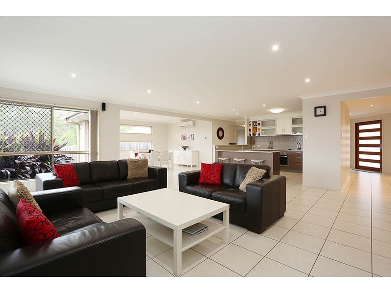 2 Kelby Close, Redland Bay QLD 4165