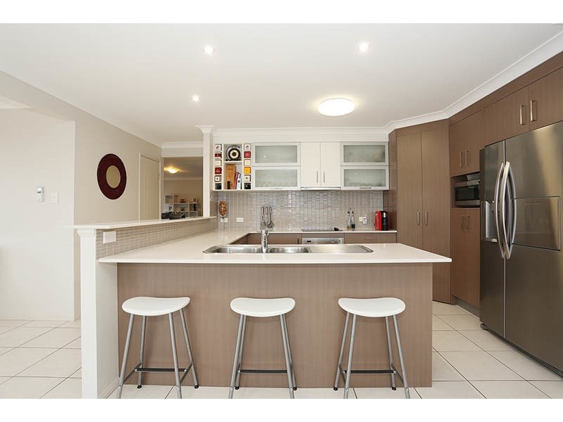 2 Kelby Close, Redland Bay QLD 4165